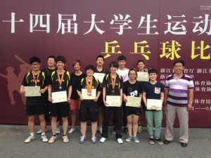 参赛学生和指导老师合影
